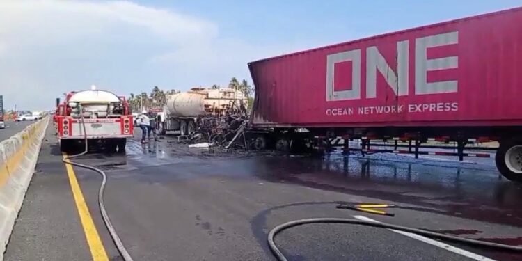 Sofocan incendio de tractocamión en autopista Colima-Manzanillo; no hay lesionados
