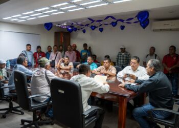 CICAEG atiende a comunidades de San Luis Acatlán y da seguimiento a obra carretera ya programada