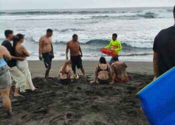 Guardavidas de UEPC Colima y voluntarios rescatan a cuatro personas de Michoacán en playa de Cuyutlán