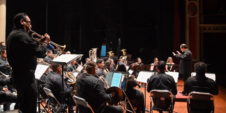 Cultura Colima ofreció concierto gratuito con Rubén Calderoni como director huésped