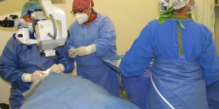 Instituto Estatal de Oftalmología devuelve la esperanza a pacientes con nuevos trasplantes de córnea