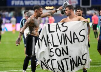FIFA podría investigar a Argentina por mostrar pancarta sobre las Malvinas
