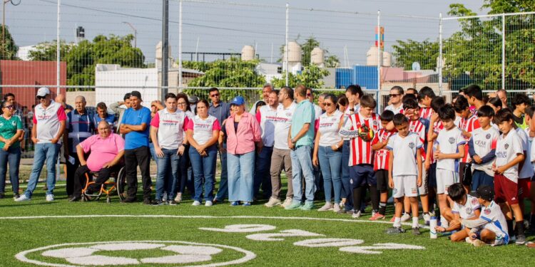 Gobernadora de Colima entregó nueva cancha de futbol 5 en la colonia La Reserva de La Villa