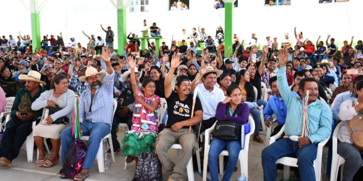 Capacitan a más de 600 autoridades comunitarias para fortalecer la construcción de 128 caminos artesanales en Guerrero