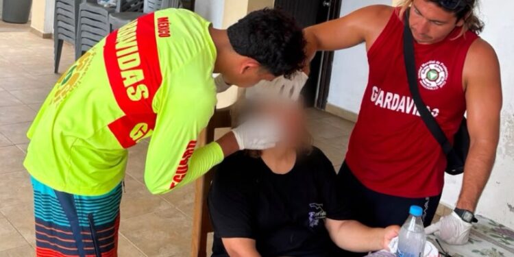 Elementos de UEPC Colima y de Manzanillo brindan atención a mujer de Mazamitla, en Miramar