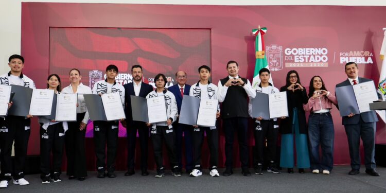 Seis campeones poblanos de kickboxing brillan con el respaldo del gobierno estatal