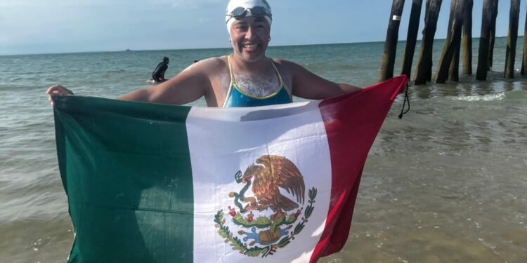 Pouleth Carbajal hace historia para Colima y México, al cruzar a nado y sola el Canal de la Mancha