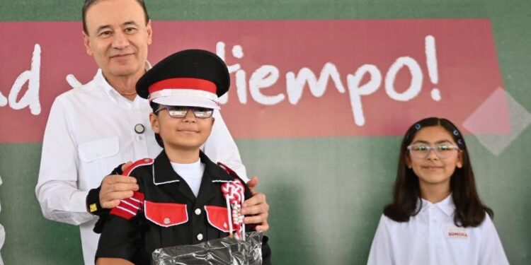 Entrega Gobernador Durazo más de 35 mil uniformes gratuitos en Cajeme antes del inicio de ciclo escolar