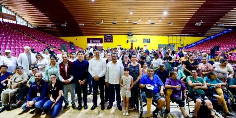 Secretaría de Salud y Beneficencia Pública entrega apoyos de salud visual, auditiva y motriz a personas en situación de vulnerabilidad