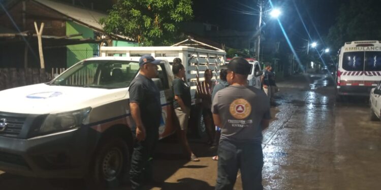 Atienden autoridades afectaciones por tormenta local en Coyuca de Benítez en la Costa Grande