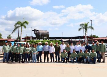 Se fortalece equipo vehicular y técnico en contra del gusano barrenador del ganado en Sinaloa; Ismael Bello Esquivel entrega 10 camionetas más al CEFPPS