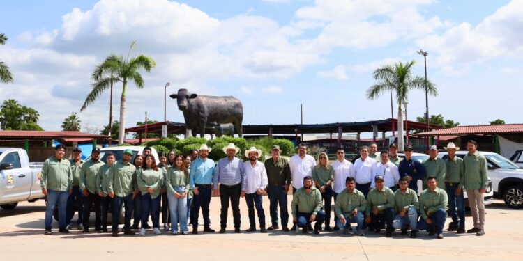 Se fortalece equipo vehicular y técnico en contra del gusano barrenador del ganado en Sinaloa; Ismael Bello Esquivel entrega 10 camionetas más al CEFPPS