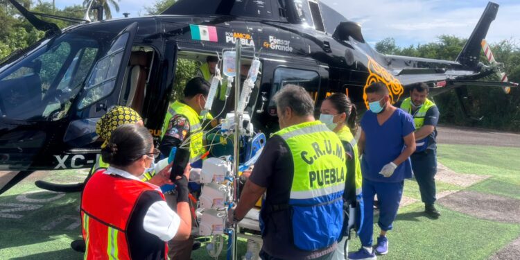 Gobierno de Puebla garantiza atención especializada con traslado aéreo desde Acatlán