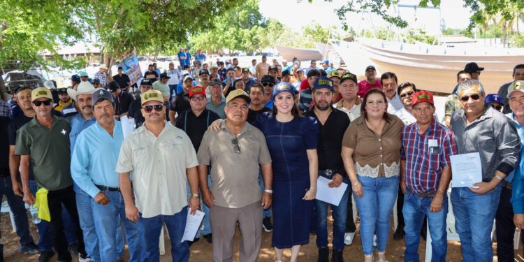 Entregan 40 embarcaciones menores a pescadoras y pescadores de cuatro municipios de Sinaloa