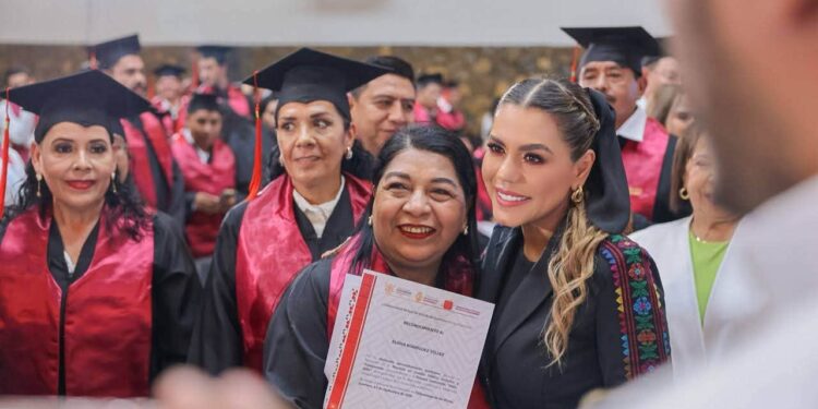 Evelyn Salgado madrina de la primera generación de la Universidad Virtual de Guerrero