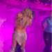 Karol G detiene su recorrido para abrazar y bailar con trabajadora durante concierto en El Paso