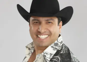Julión Álvarez cumple uno de sus sueños y se adentra en el mundo del mariachi