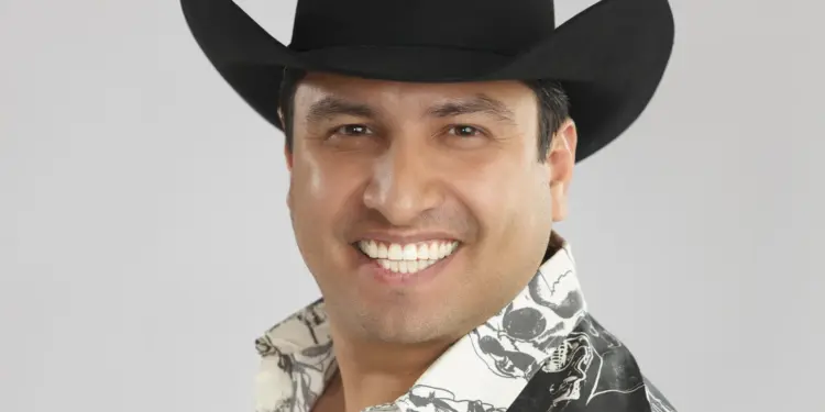 Julión Álvarez cumple uno de sus sueños y se adentra en el mundo del mariachi