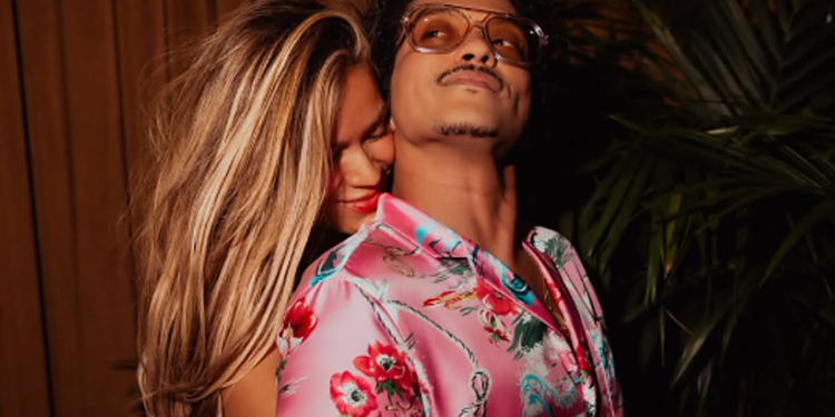 Karol G y Bruno Mars, ¿más que amigos? Estas fotos desataron el chisme