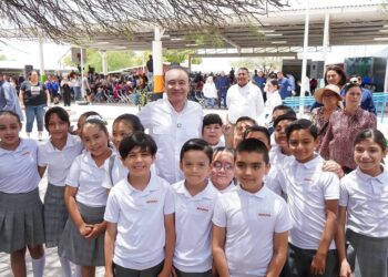 Arranca Alfonso Durazo de manera exitosa ciclo escolar con entrega de uniformes y libros de texto gratuitos