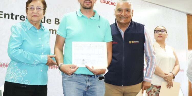 La SEG entrega basificaciones a 120 docentes y PAAE de Normales, CAM y UPN