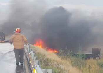 Atienden cuerpos de emergencia choque entre pipa y plataforma; hay dos lesionados
