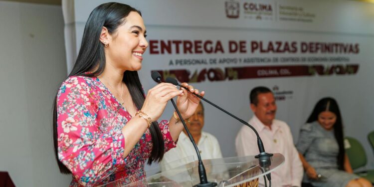 Indira Vizcaíno entregó 25 plazas definitivas a personal de educación en Colima; ya suman 127 y se triplica certeza laboral respecto al sexenio anterior