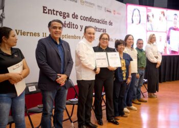 Alfonso Durazo y Sedatu aseguran el patrimonio de familias sonorenses con entrega de escrituras y créditos liquidados