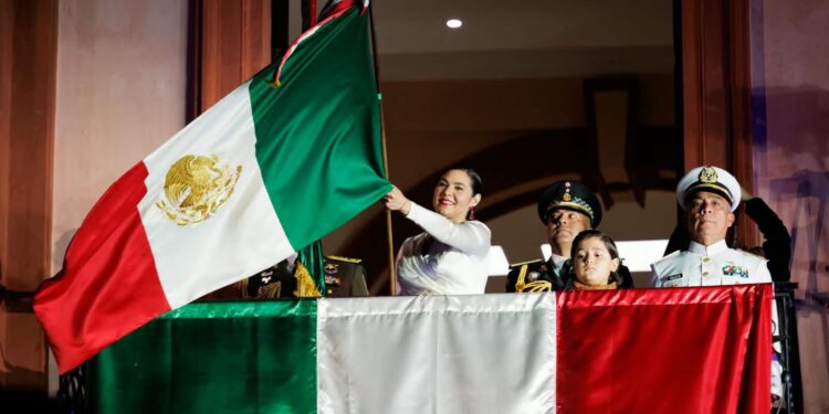 Indira Vizcaíno celebra con miles de colimenses el 216 Aniversario de la Independencia de México