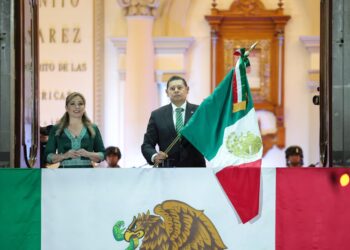 Gobernador Armenta Mier honra a heroínas y madres buscadoras en el Grito de Independencia