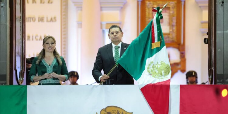 Gobernador Armenta Mier honra a heroínas y madres buscadoras en el Grito de Independencia