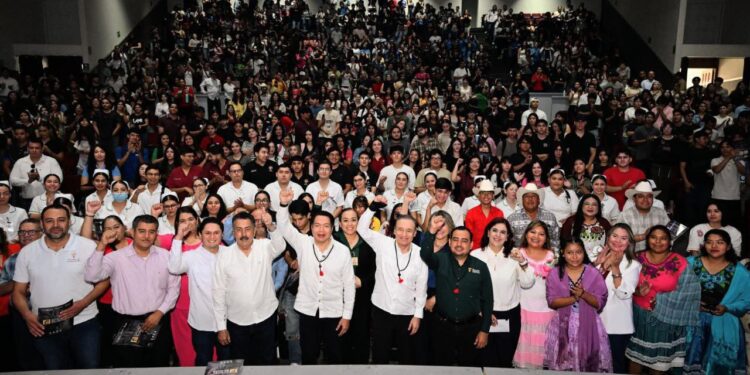 Con beca Gertrudis Bocanegra, Gobernador Durazo y Presidenta Sheinbaum universalizan apoyos en educación superior