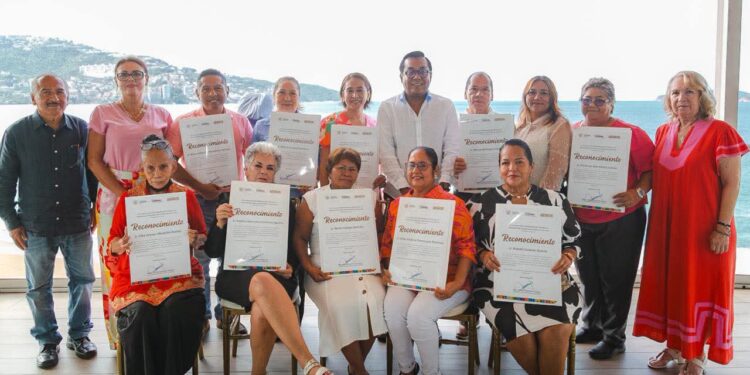 Reconoce Sectur Guerrero a trabajadores con 30 años o más de servicio