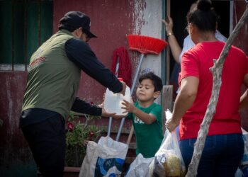 Atiende SEBIDES a familias afectadas por el huracán Polo en El Huitussi y El Caracol, Guasave