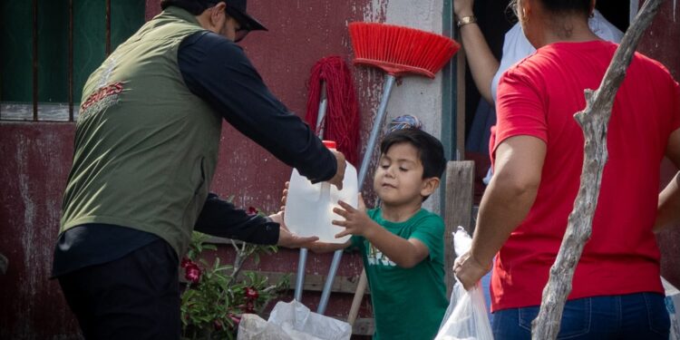 Atiende SEBIDES a familias afectadas por el huracán Polo en El Huitussi y El Caracol, Guasave
