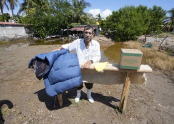 DIF Sinaloa lleva apoyos a familias afectadas por inundaciones en Navolato