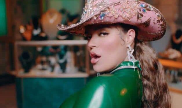 Karol G genera polémica por competir en categoría de música regional mexicana