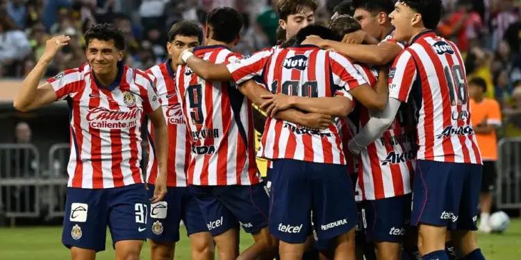 Chivas toma revancha ante América y se impone en el Clásico Nacional