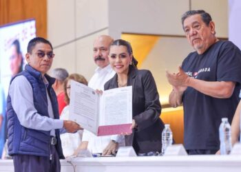 Entrega Evelyn Salgado escrituras y títulos de propiedad a familias de Chilpancingo; garantiza certeza jurídica a su patrimonio