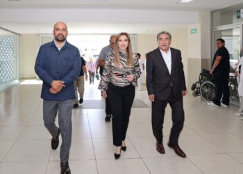 Ceci Arellano entrega equipo médico a cinco hospitales mediante obra comunitaria