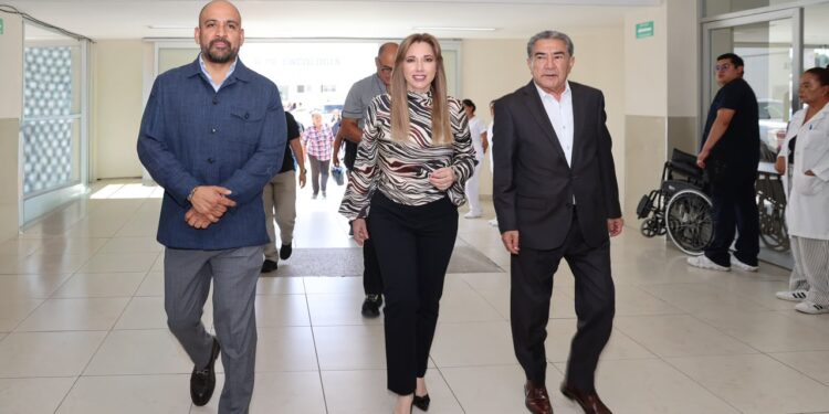 Ceci Arellano entrega equipo médico a cinco hospitales mediante obra comunitaria