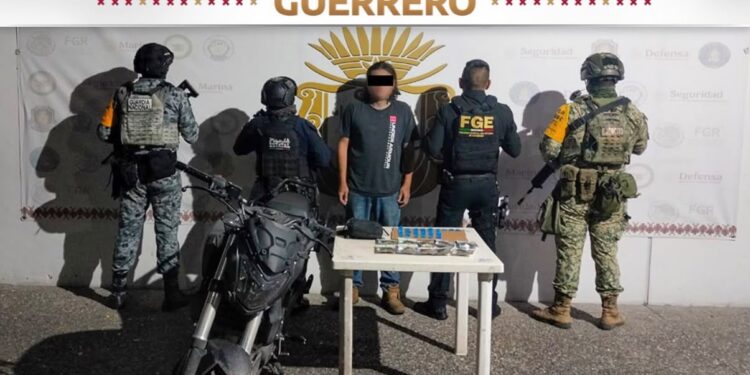 FGE Guerrero detiene en Taxco a Carlos “N”; asegura probable droga y motocicleta con reporte de robo