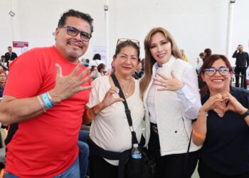Beneficencia pública y Ceci Arellano acercan apoyos auditivos y visuales a familias poblanas