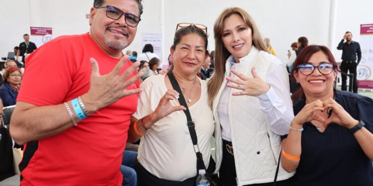Beneficencia pública y Ceci Arellano acercan apoyos auditivos y visuales a familias poblanas