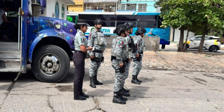 Canales institucionales de denuncia llegan al transporte público de Acapulco