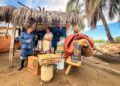 Continúa DIF Sinaloa llevando apoyos a familias afectadas por el incremento del nivel de la marea en Avándaro, Navolato
