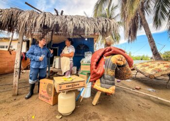 Continúa DIF Sinaloa llevando apoyos a familias afectadas por el incremento del nivel de la marea en Avándaro, Navolato