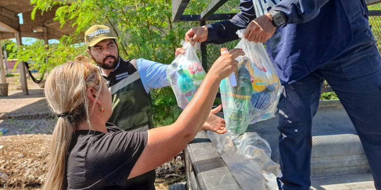 Lleva SEBIDES ayuda humanitaria a familias afectadas por las mareas altas en Las Aguamitas y Cospita