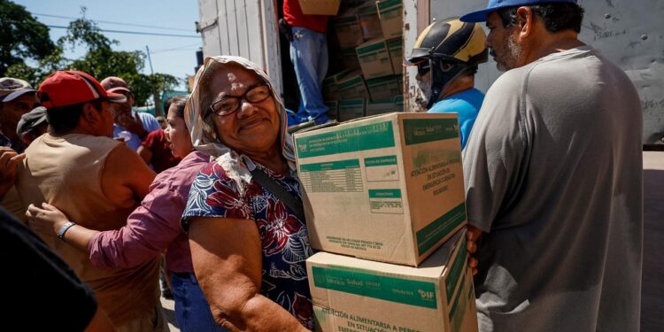 DIF Sinaloa entrega mil apoyos alimentarios a familias de pescadores en Agua Verde, Rosario