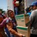 DIF Sinaloa entrega mil apoyos alimentarios a familias de pescadores en Agua Verde, Rosario